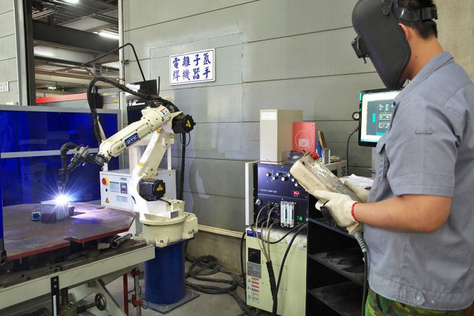 Weche-Facilities-Spot-Welding-Robot-Arm-FD-V6